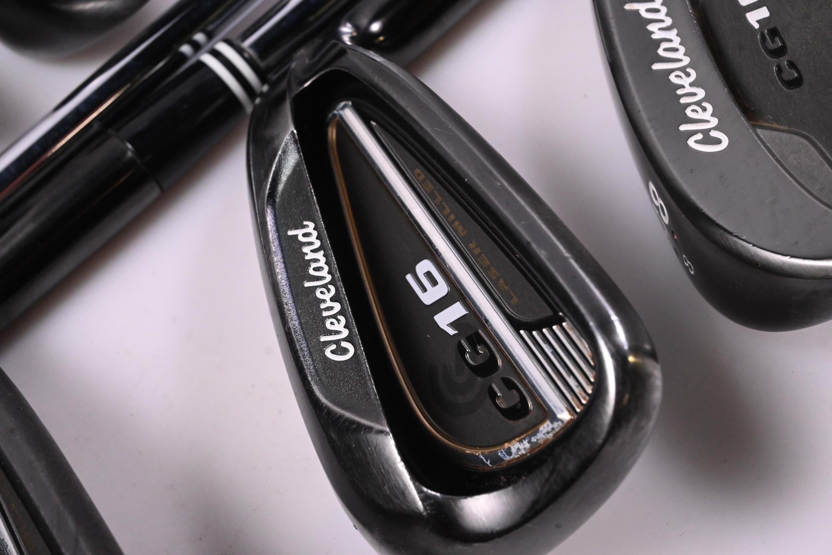 Cleveland CG16 Black Pearl Irons / 4-PW+48° / Regular Flex Traction 85 Shafts