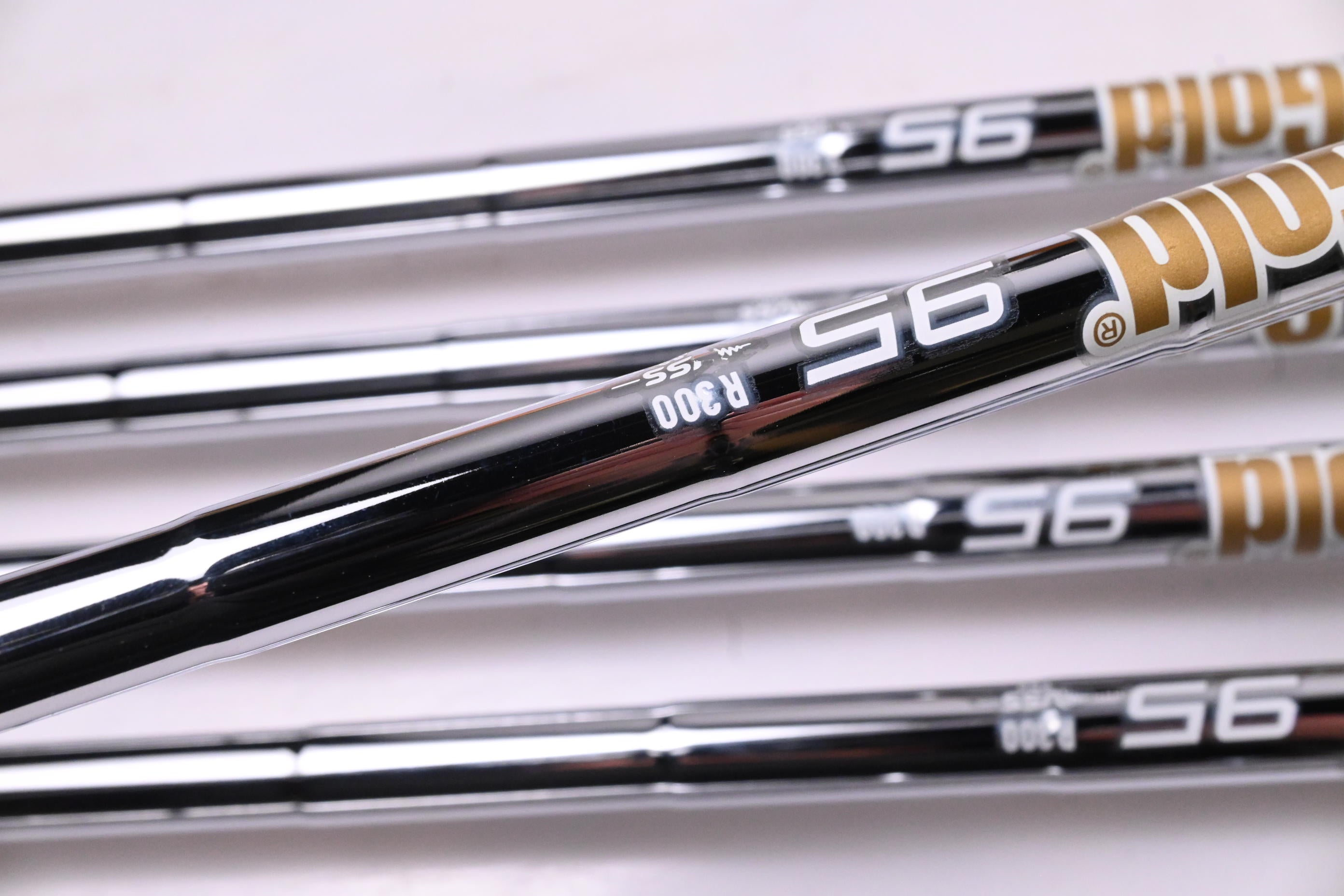Wilson Staff Model 2024 CB Irons / 5-PW / Regular Flex Dynamic Gold 95 R300