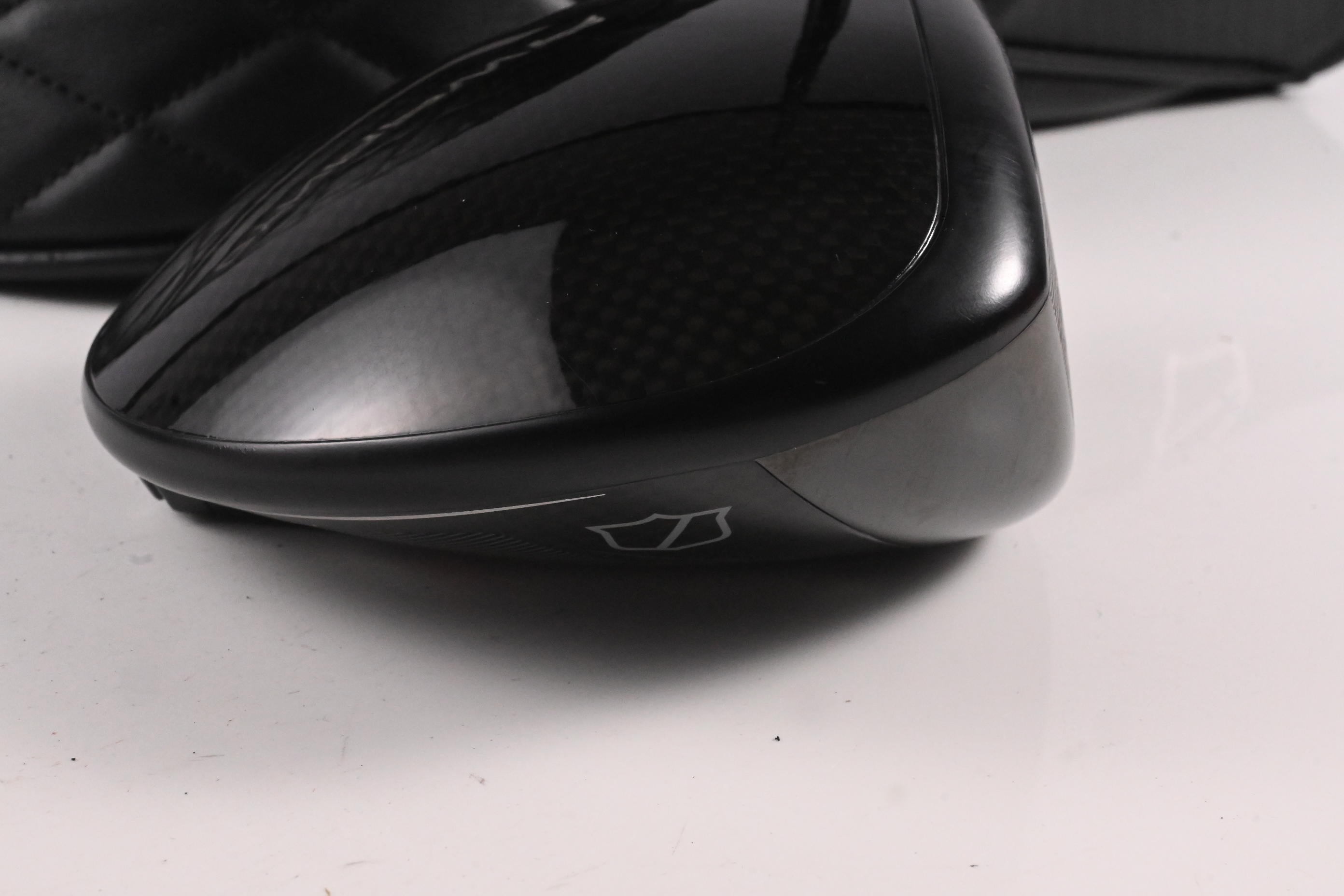 Wilson DYNAPWR 2025 Carbon Driver / 10.5 Degree / Stiff Flex Kai`li White 60 Shaft