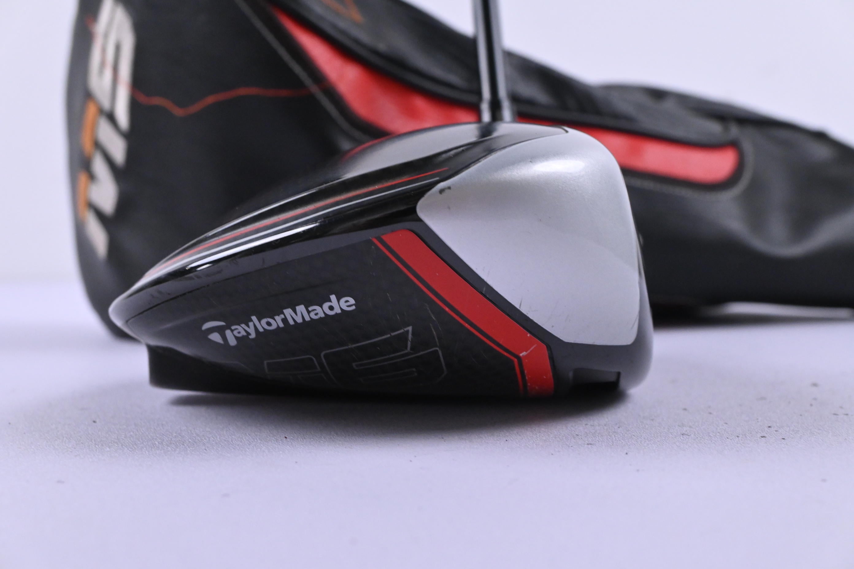 Taylormade M6 Driver / 10.5 Degree / Regular Flex Fujikura Atmos Orange 5 Shaft