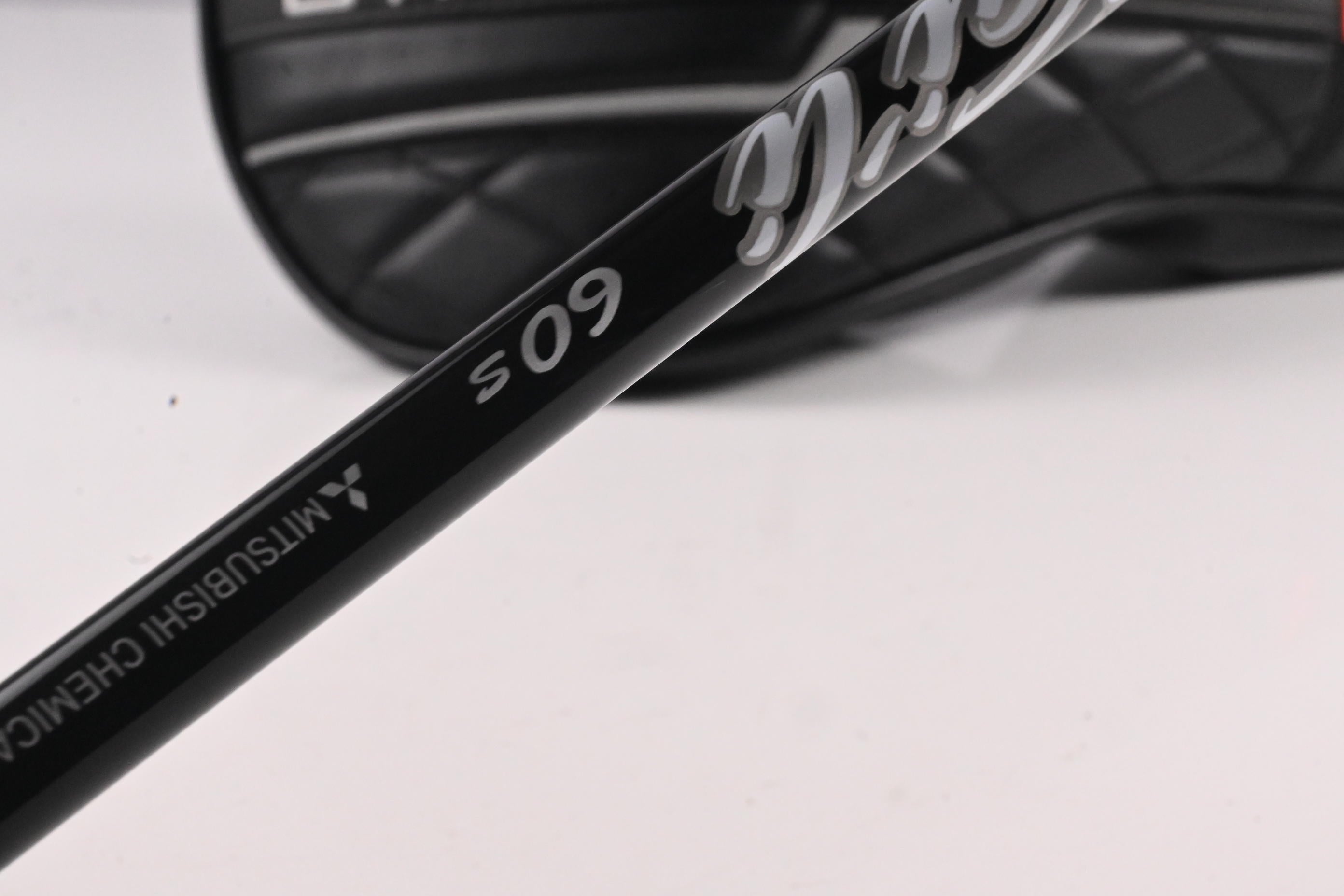 Wilson DYNAPWR 2025 Carbon Driver / 10.5 Degree / Stiff Flex Kai`li White 60 Shaft