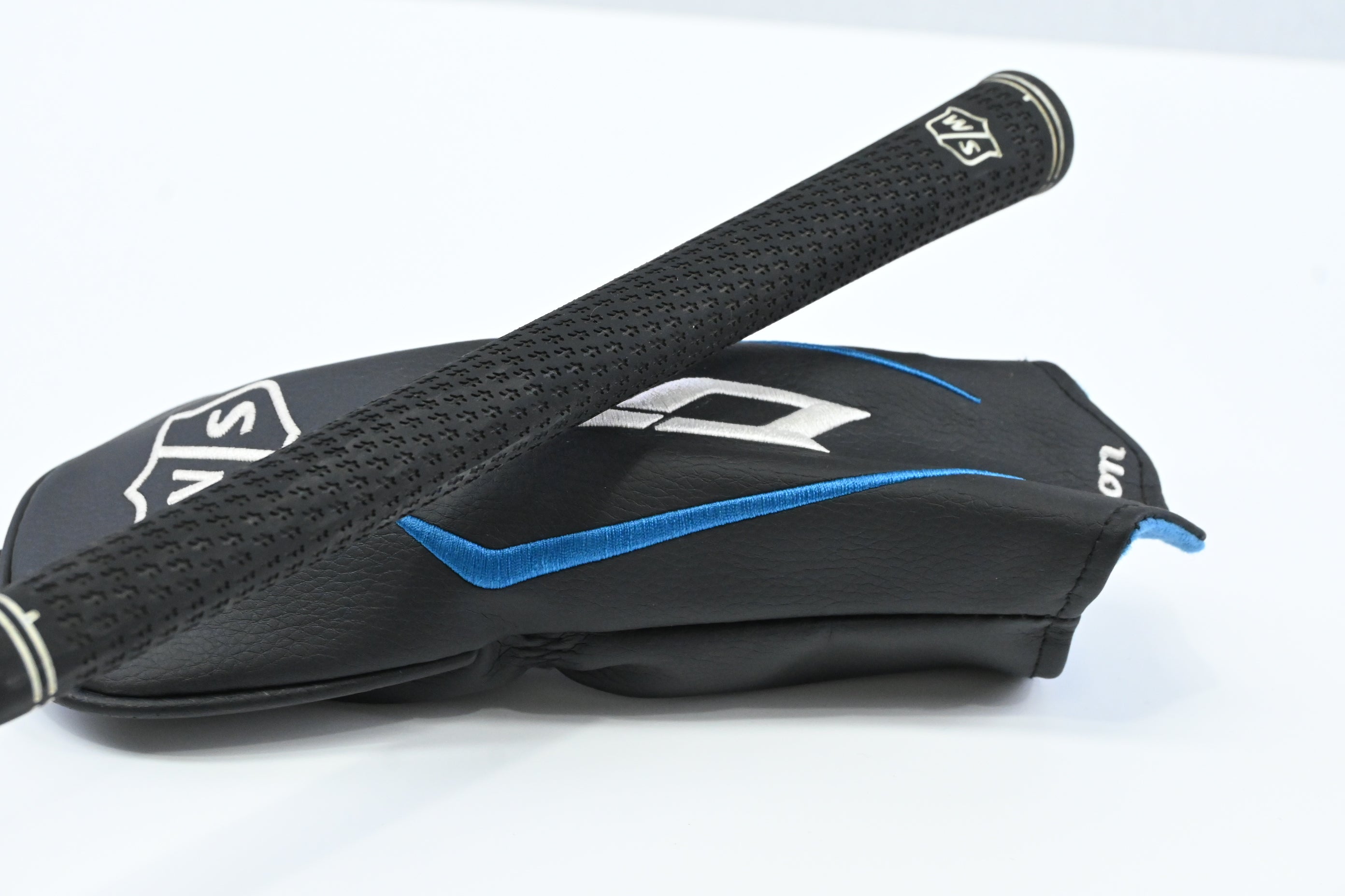 Wilson Staff D7 #4 Hybrid / 22 Degree / Regular Flex UST Helium Nanocore Shaft