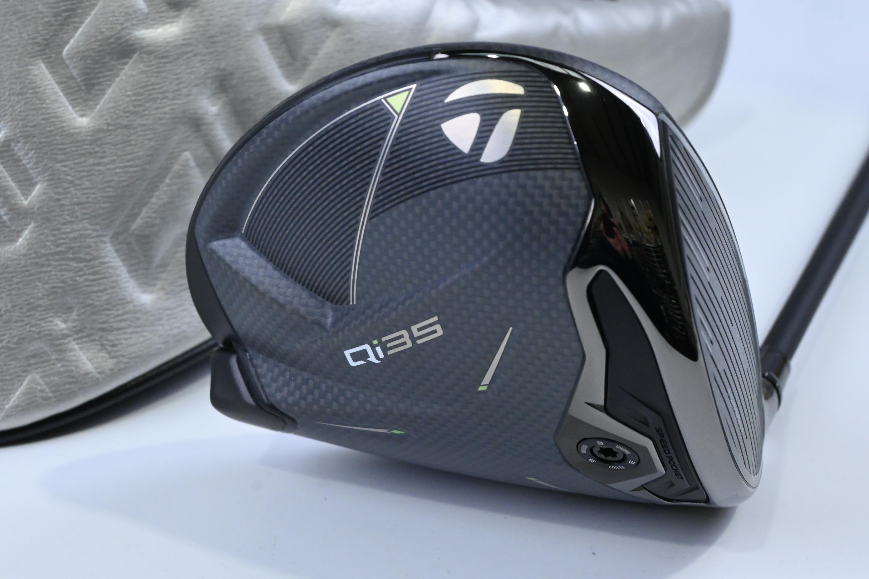 Taylormade Qi35 Driver / 9 Degree / Stiff Flex Kai'li Dark Waves White 60