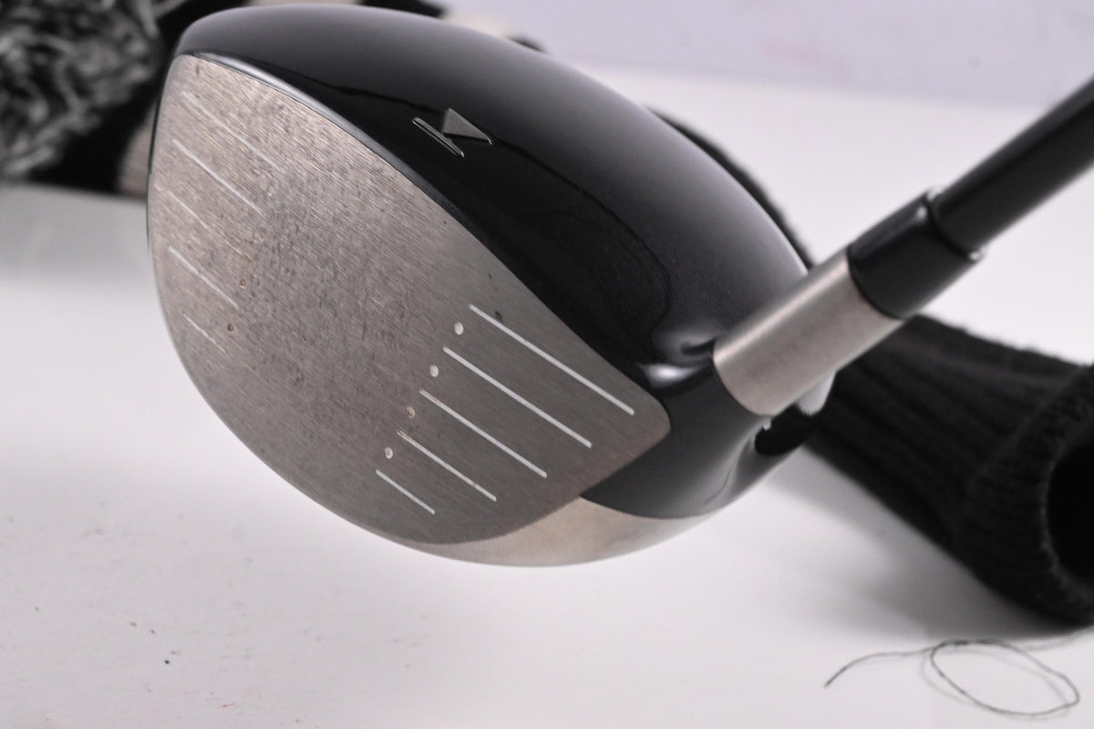 Titleist 909 D2 Driver / 9.5 Degree / Stiff Flex Aldila VooDoo Shaft