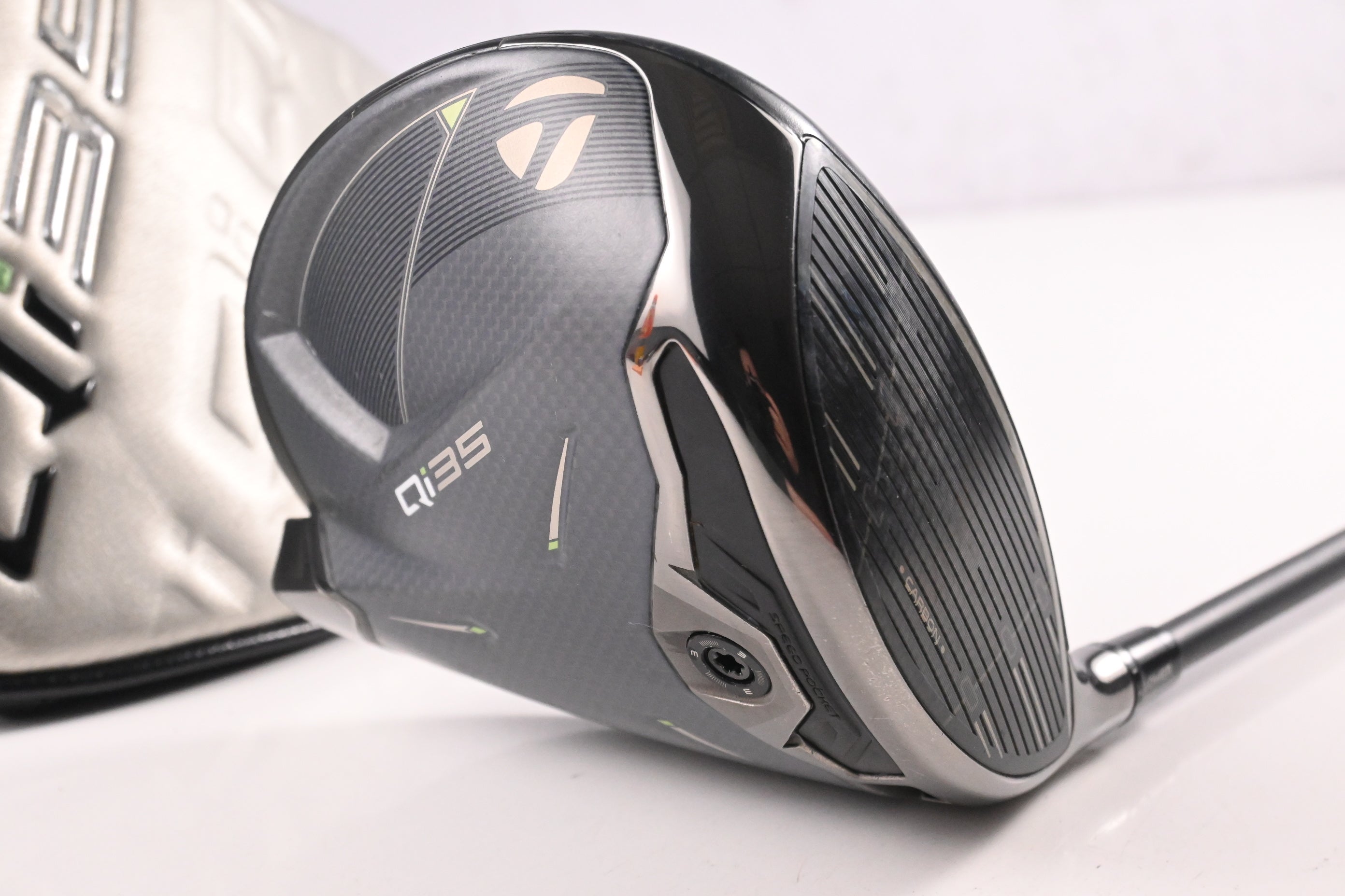 Taylormade Qi35 Driver / 10.5 Degree / X-Flex Kai'li Dark Waves White 60 Shaft