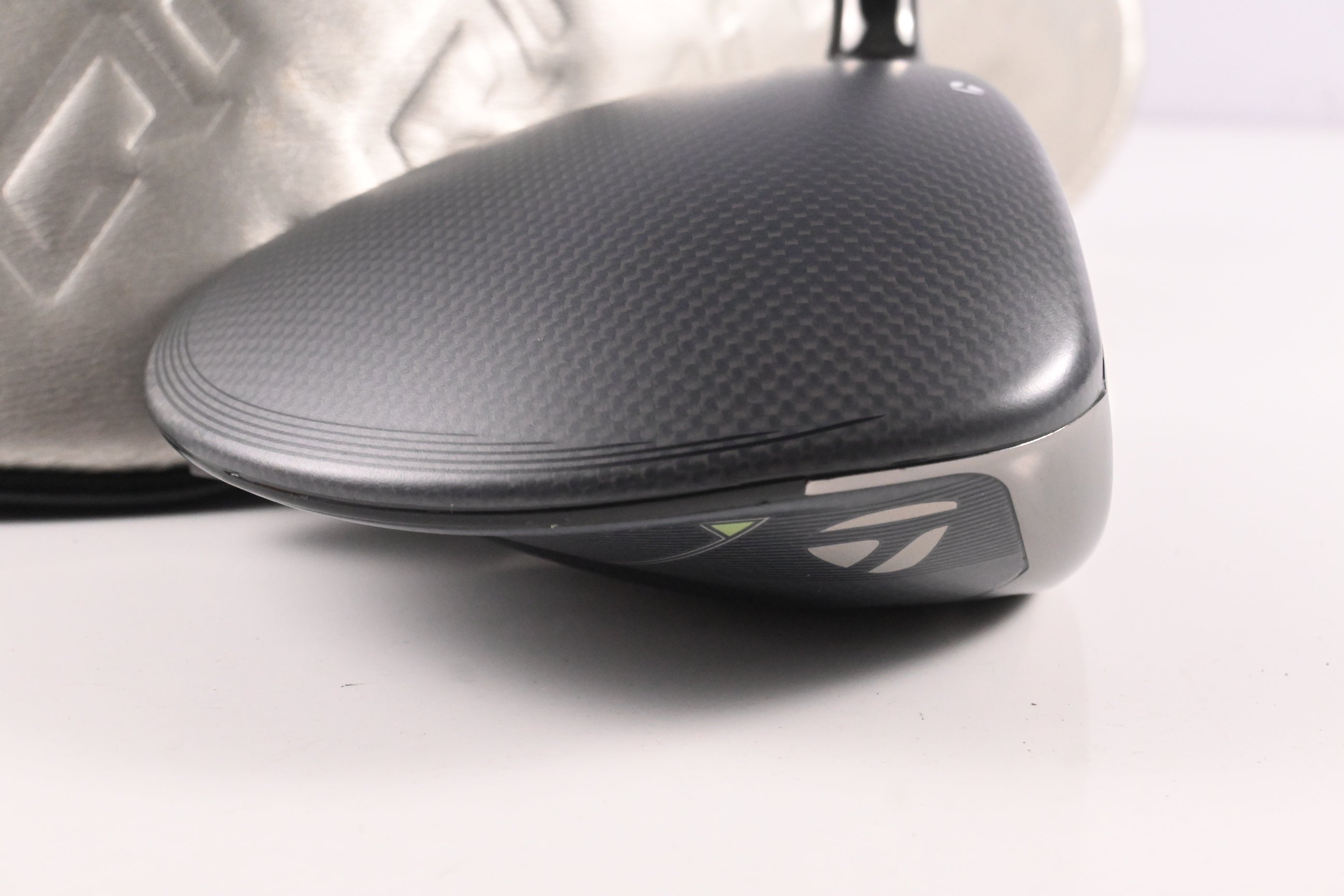 Taylormade Qi35 Driver / 10.5 Degree / X-Flex Kai'li Dark Waves White 60 Shaft