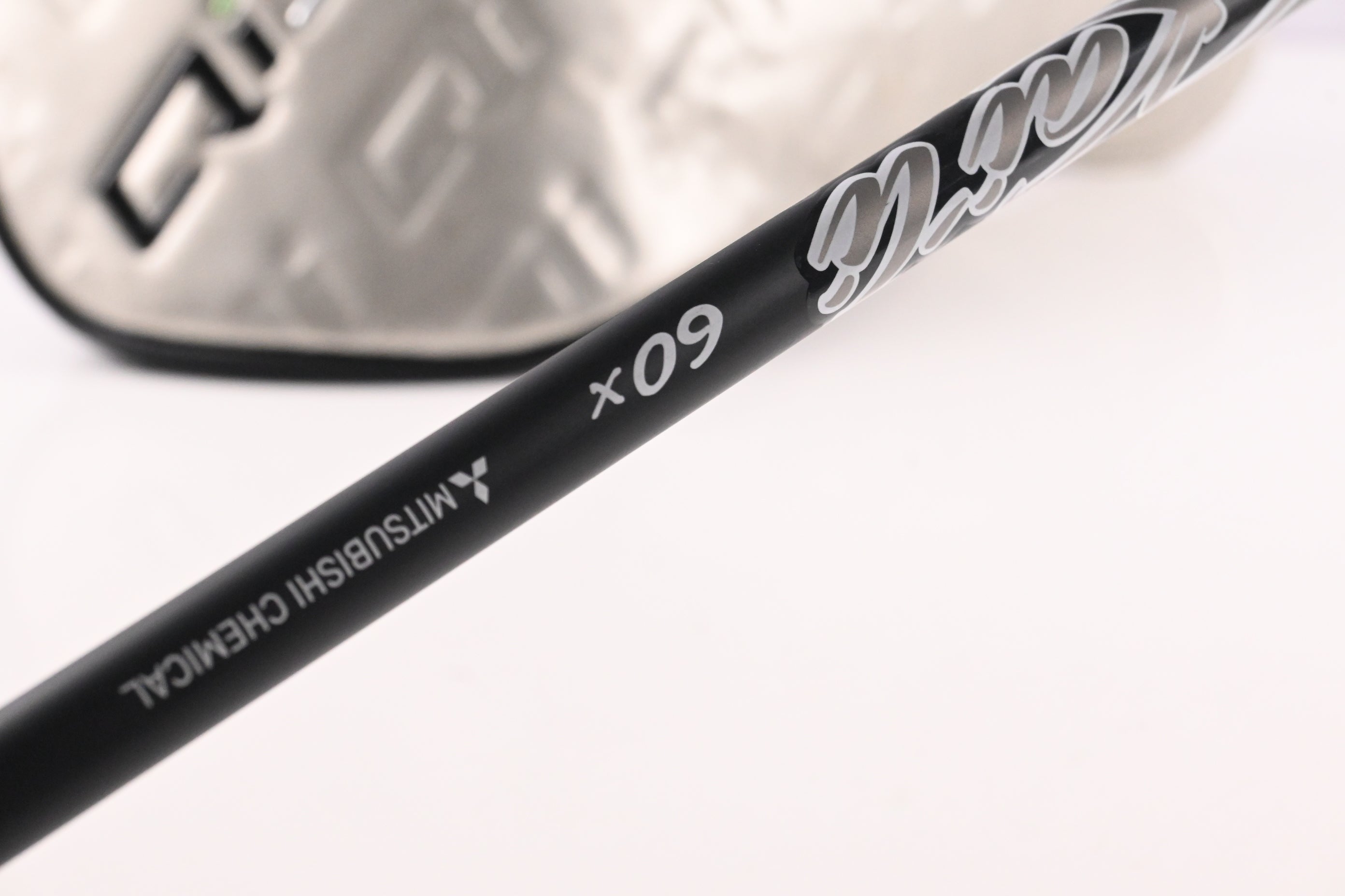 Taylormade Qi35 Driver / 10.5 Degree / X-Flex Kai'li Dark Waves White 60 Shaft