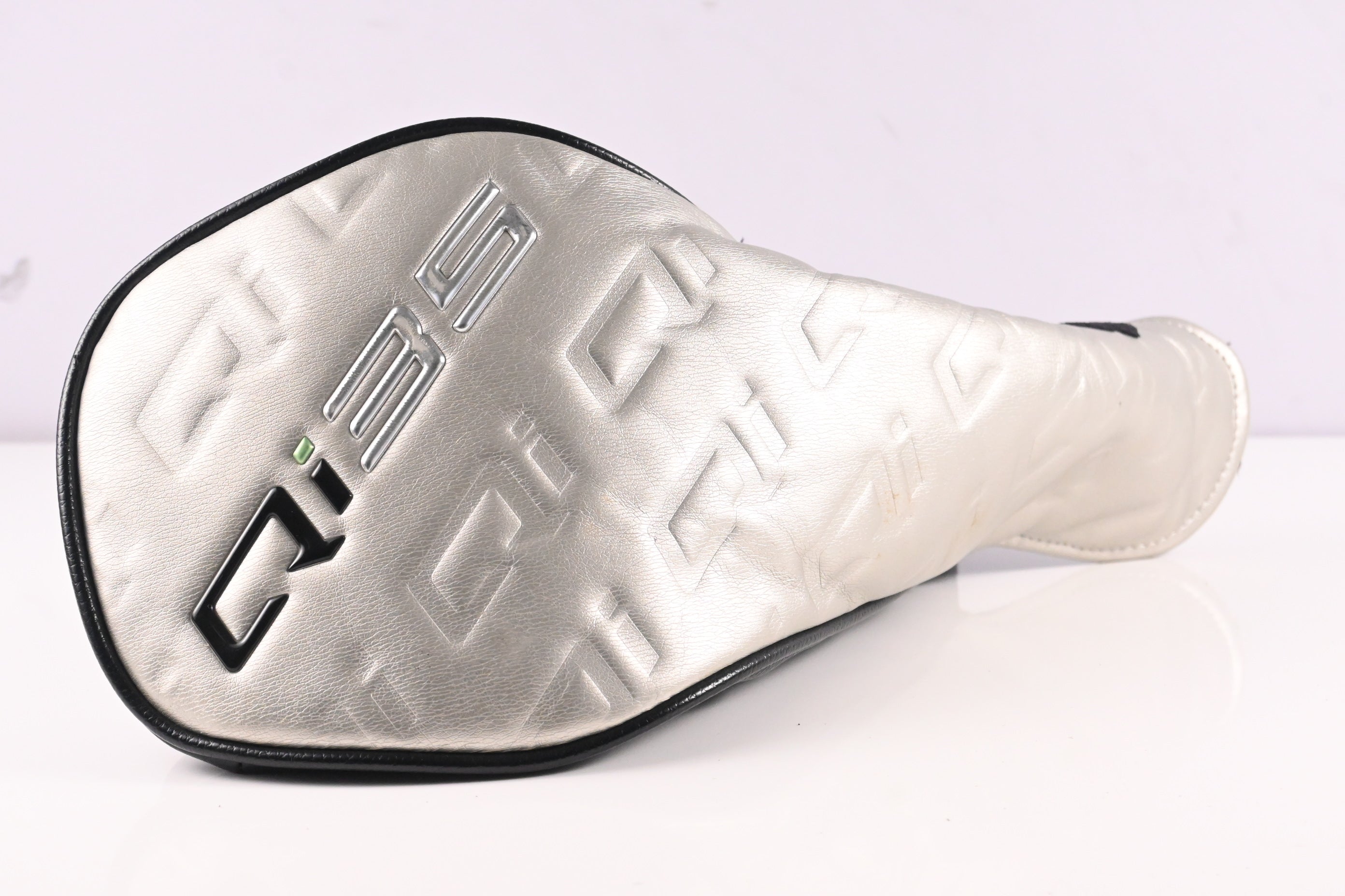 Taylormade Qi35 Driver / 10.5 Degree / X-Flex Kai'li Dark Waves White 60 Shaft