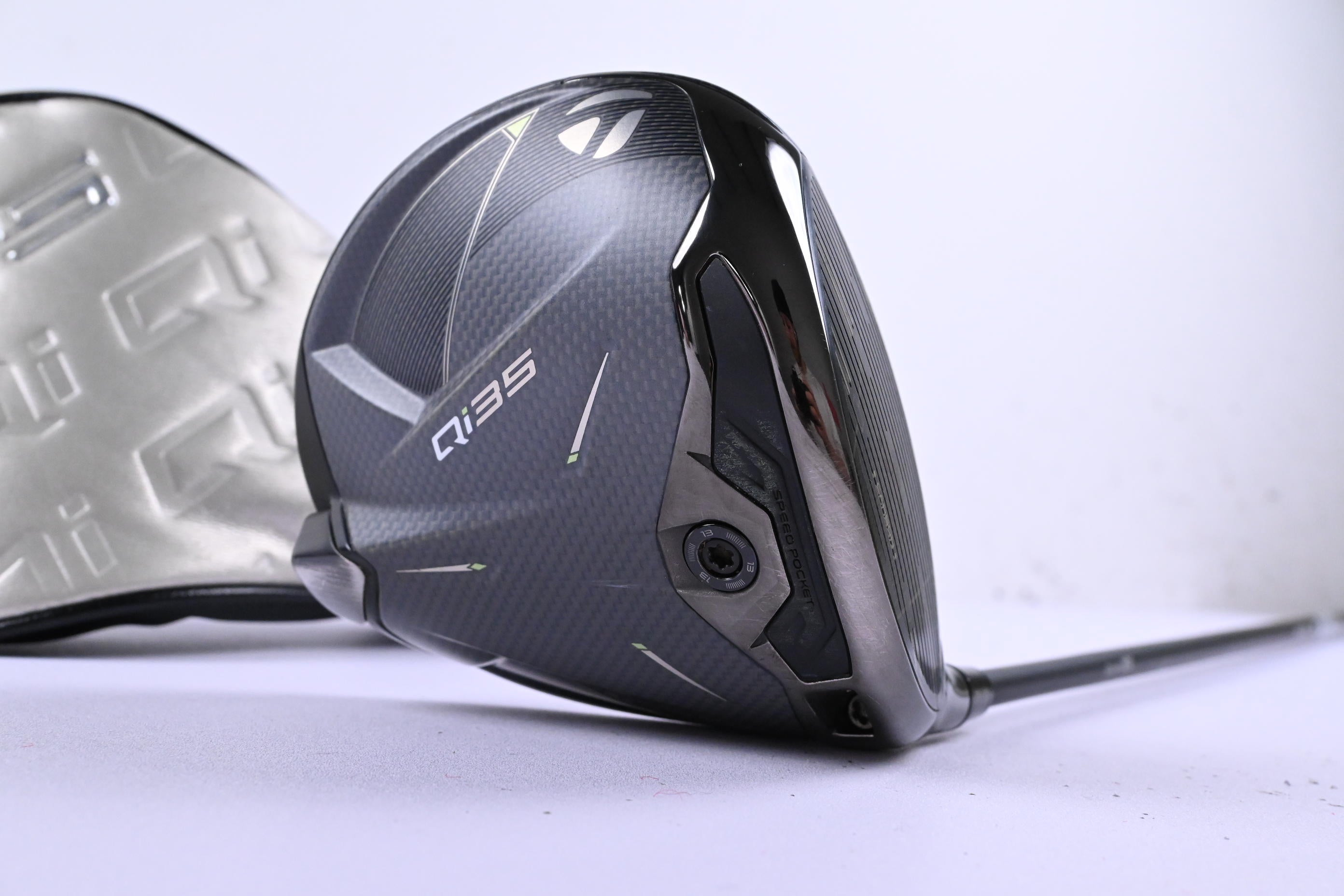 Taylormade Qi35 Driver / 10.5 Degree / X-Flex Kai'li Dark Waves White 60 Shaft
