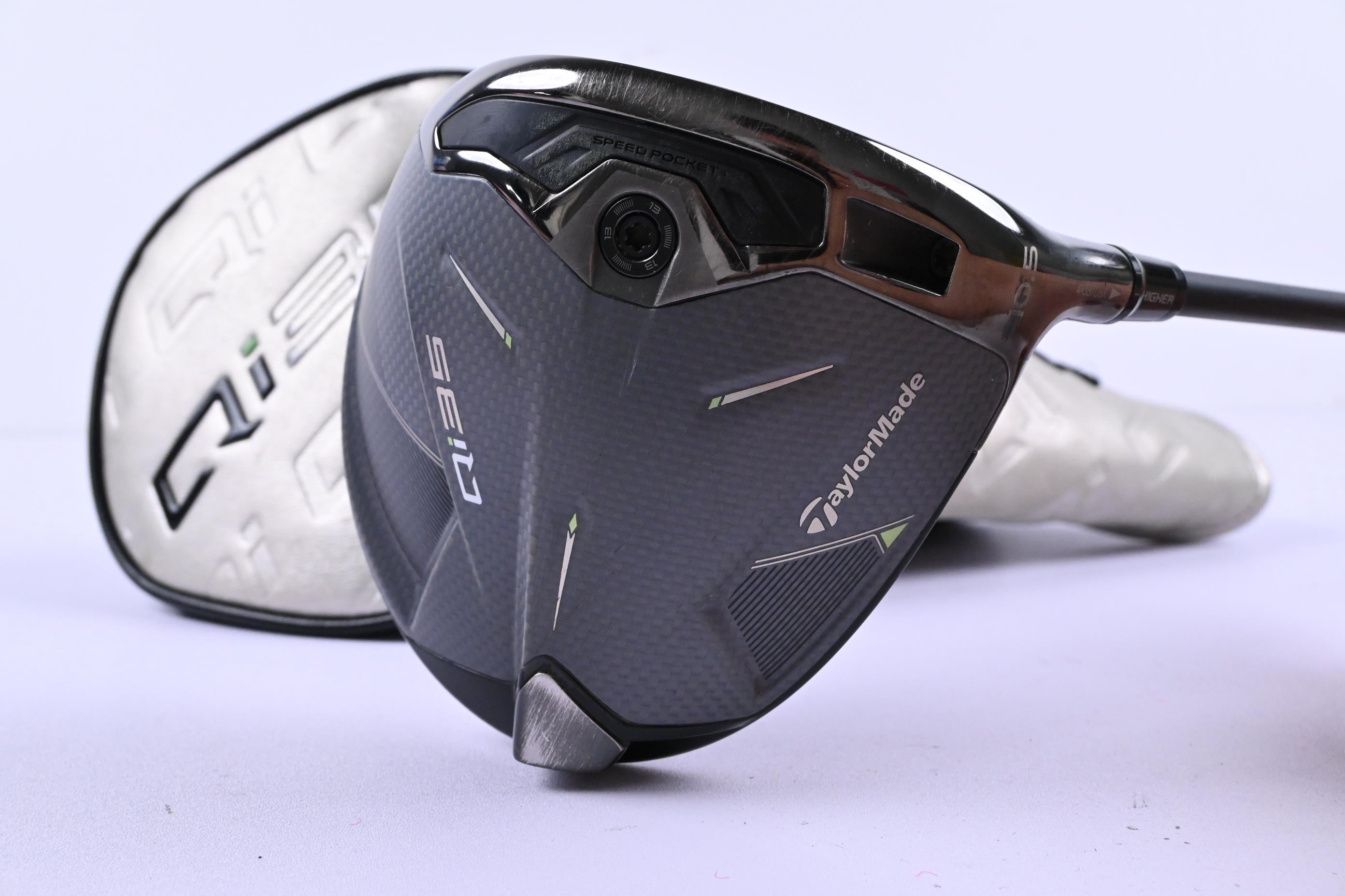 Taylormade Qi35 Driver / 10.5 Degree / X-Flex Kai'li Dark Waves White 60 Shaft