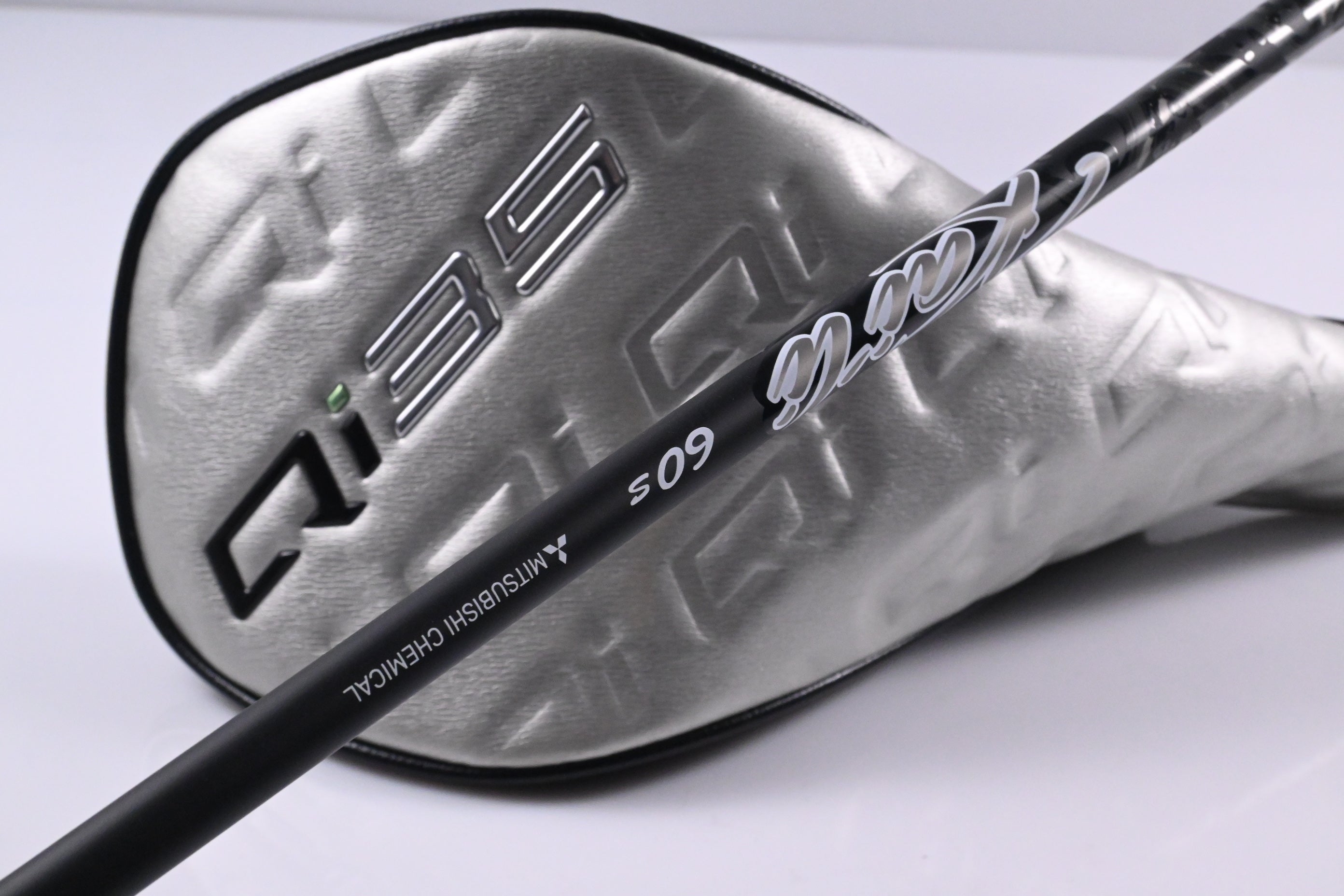 Taylormade Qi35 LS Driver / 10.5 Degree / Stiff Flex Kai'li White Dark Wave 60