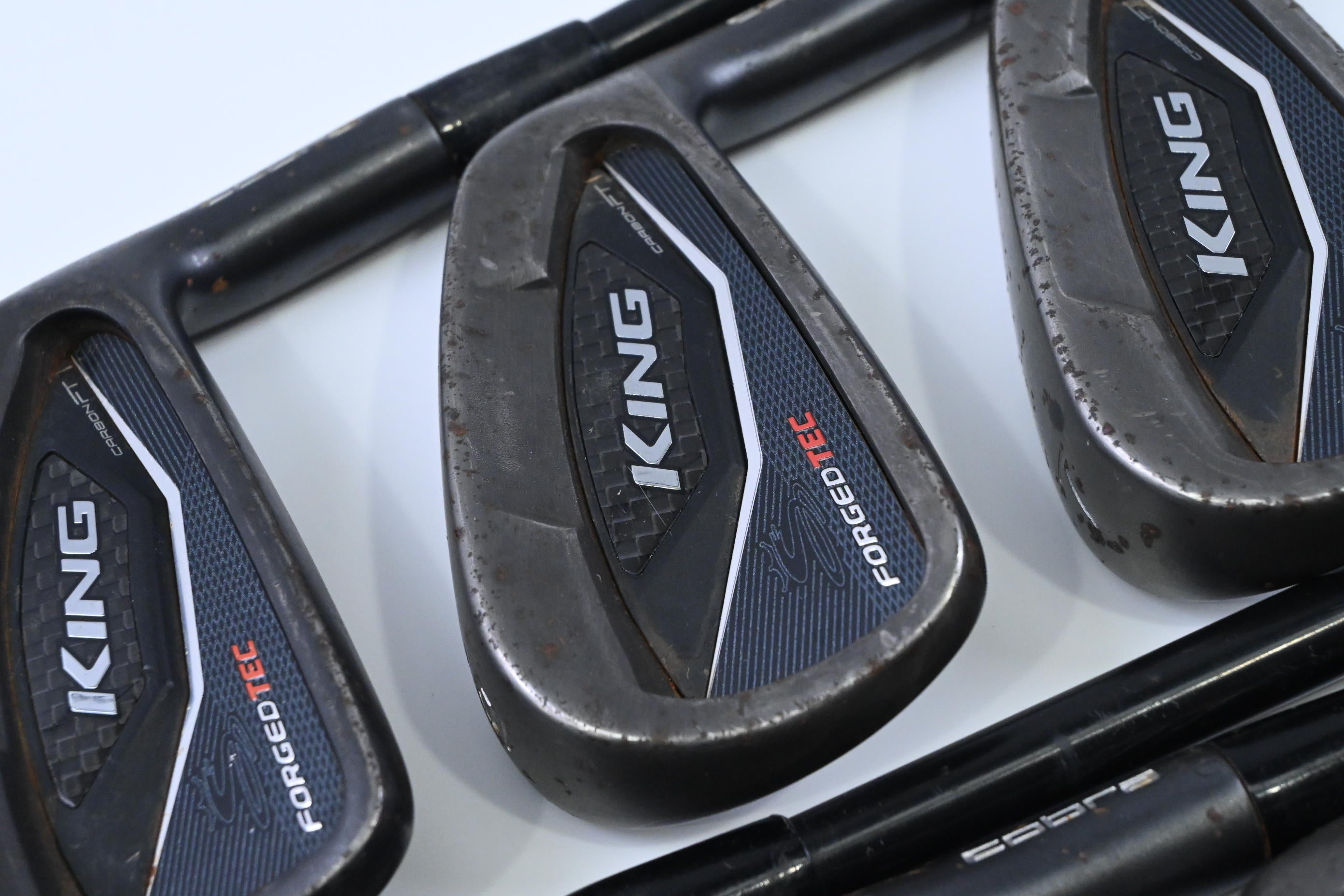 Cobra King Forged Tec Black Irons / 5-PW+GW / Regular Flex AMT Tour White R300