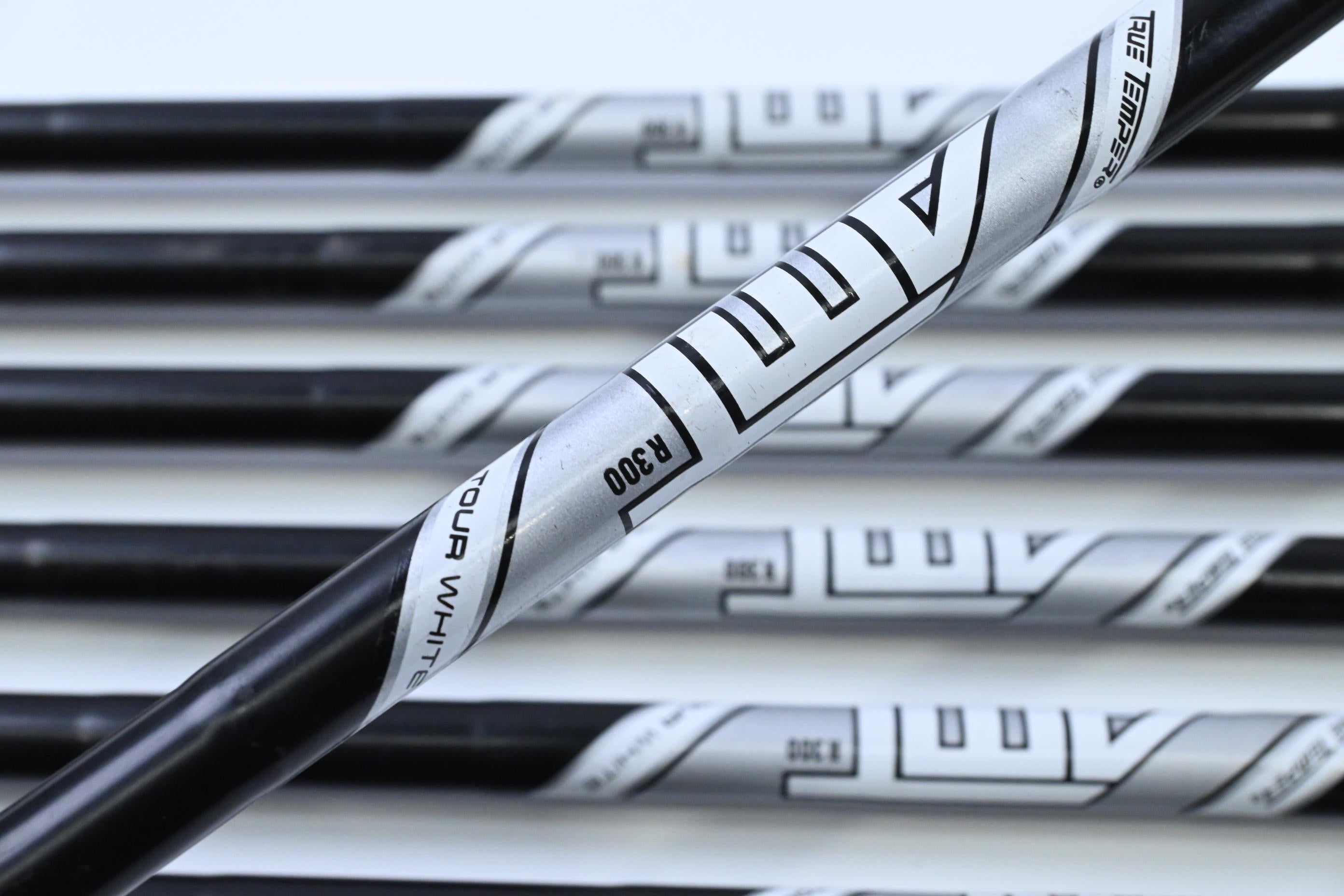 Cobra King Forged Tec Black Irons / 5-PW+GW / Regular Flex AMT Tour White R300