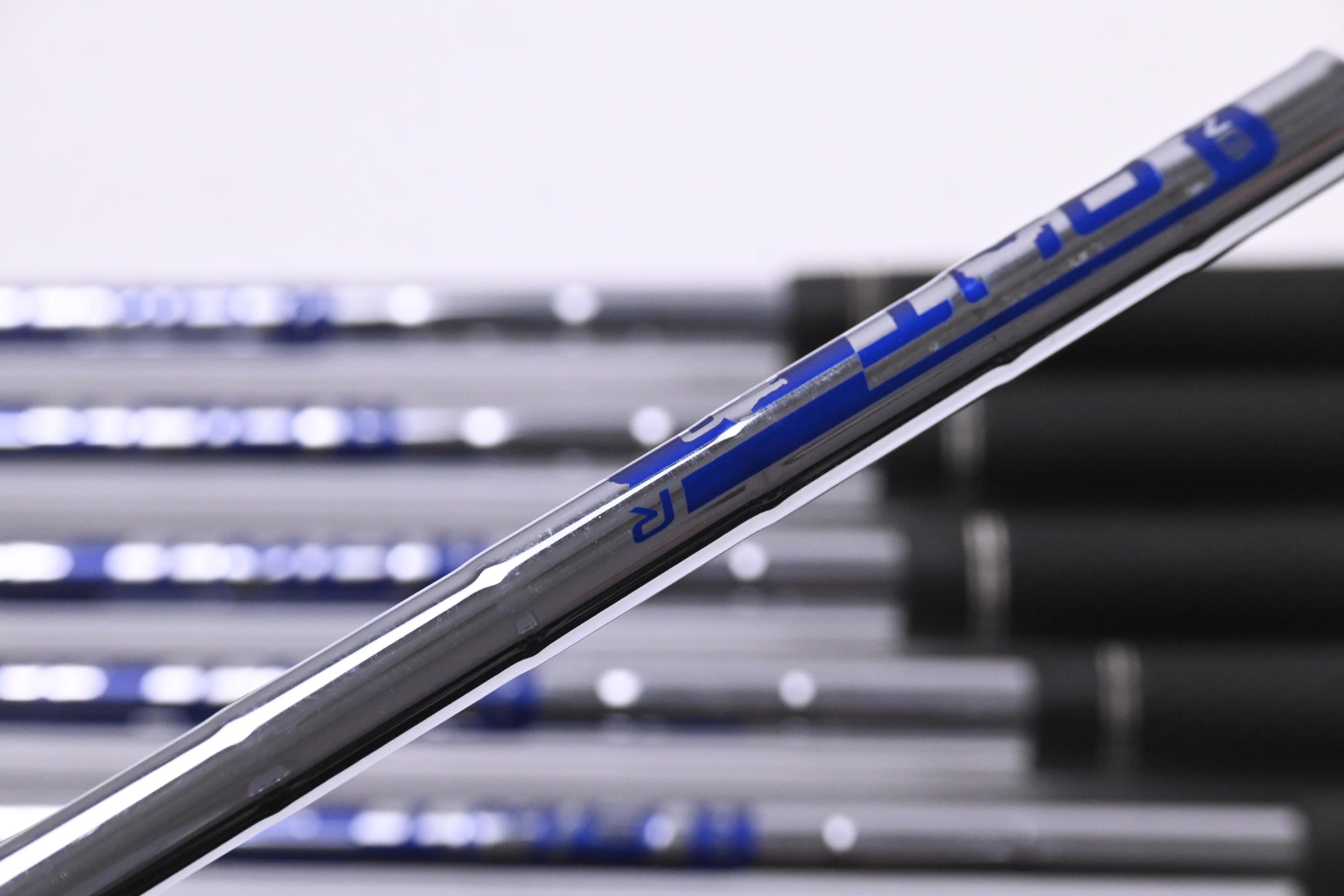 Ping G425 Irons / 5-PW / White Dot / Regular Flex Ping AWT 2.0 Shafts