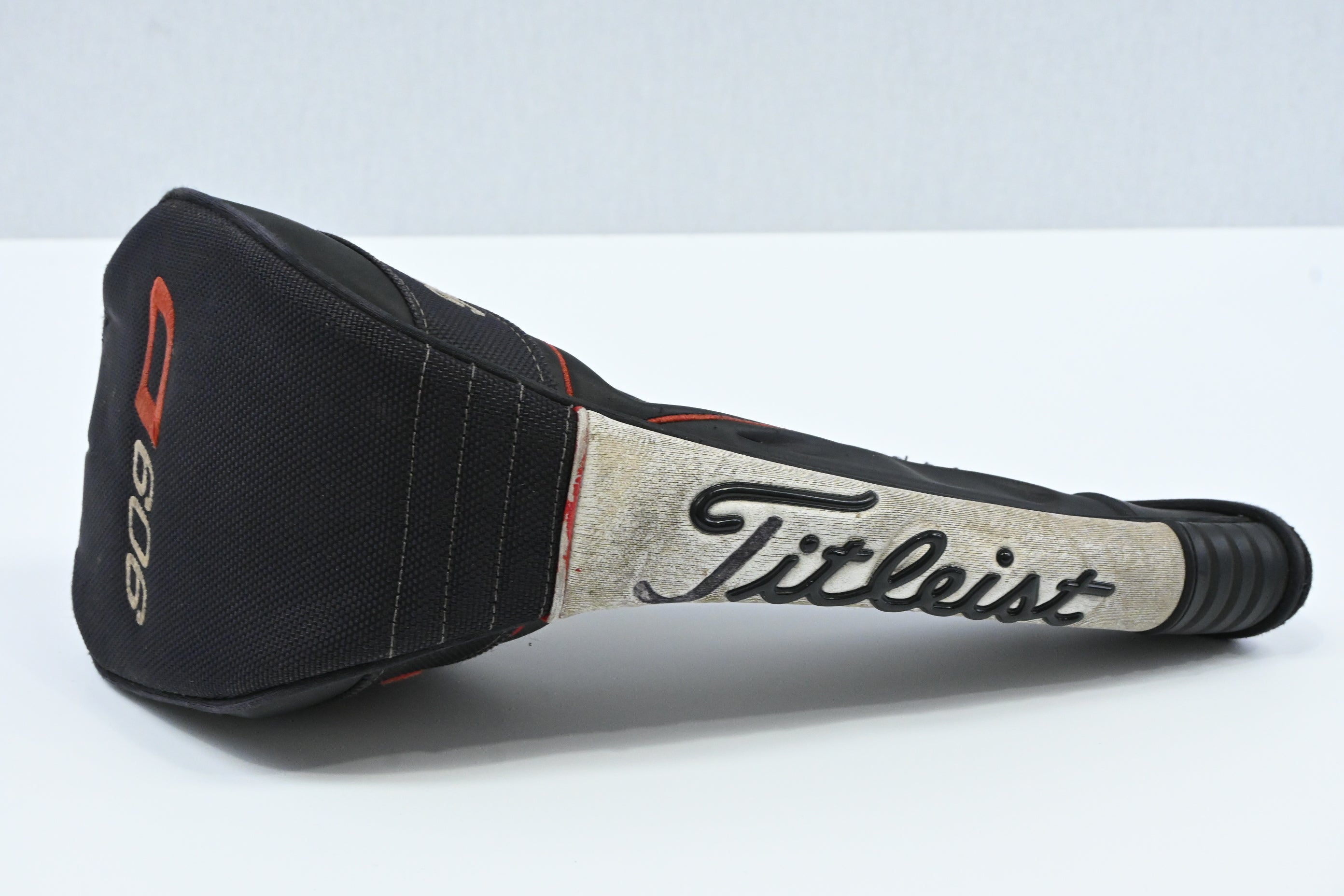 Titleist 909 D2 Driver / 9.5 Degree / Stiff Flex Aldila Voodoo Shaft