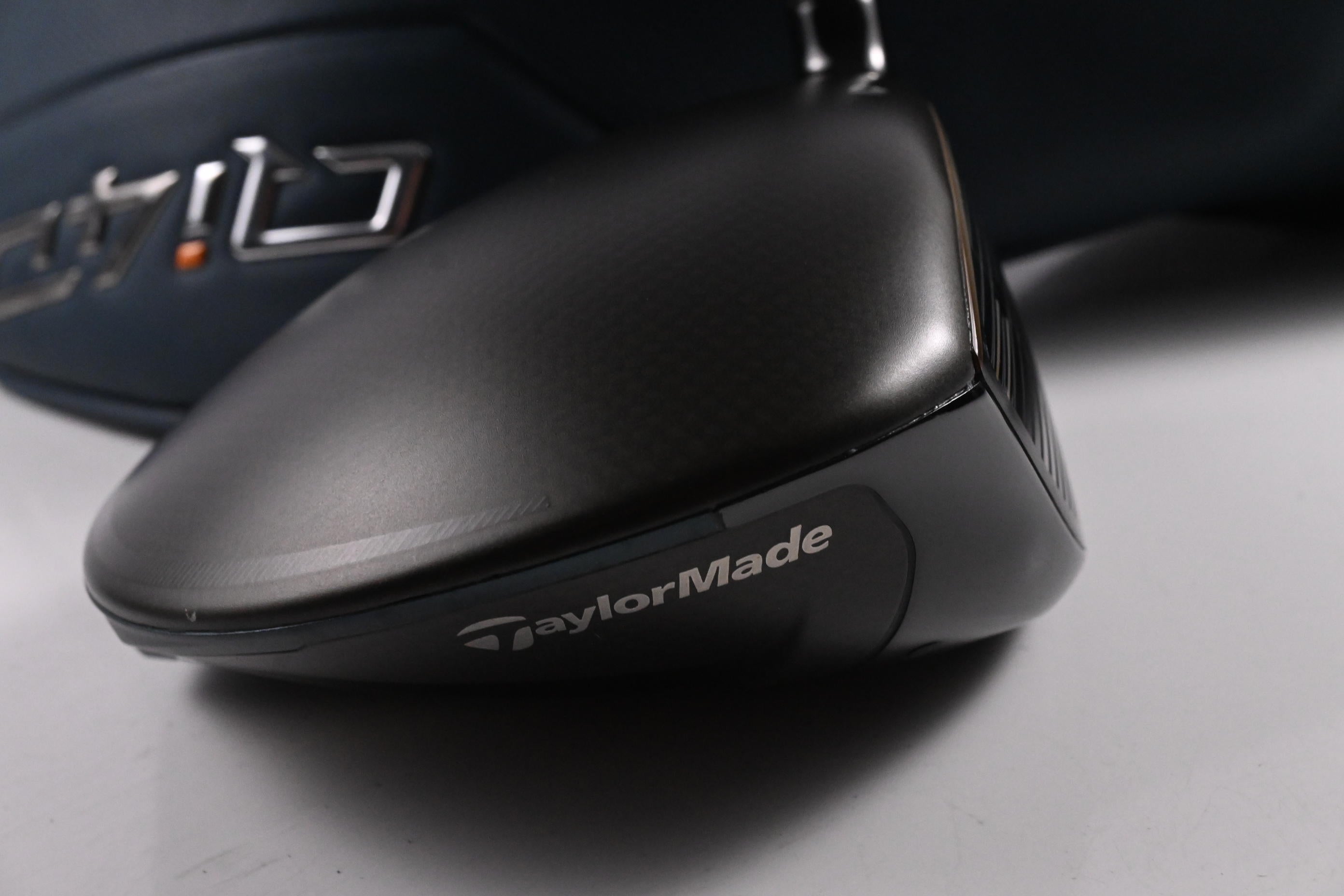 Taylormade Qi4D Driver / 10.5 Degree / Stiff Flex Kai'li White Darkwave 60 Shaft