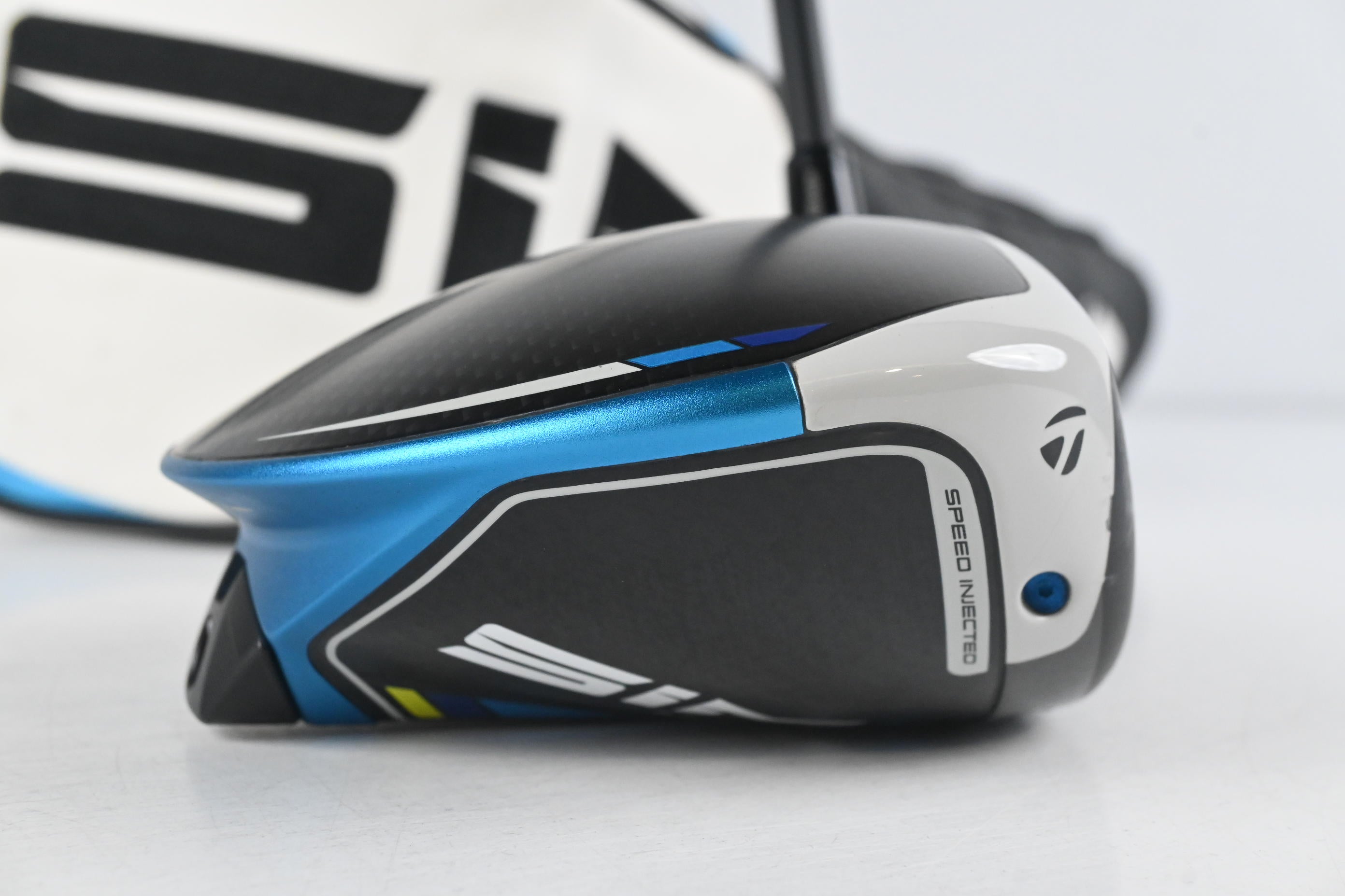 Taylormade SIM2 Max Driver / 10.5 Degree / Stiff Flex Kai'li Dark Waves White 60