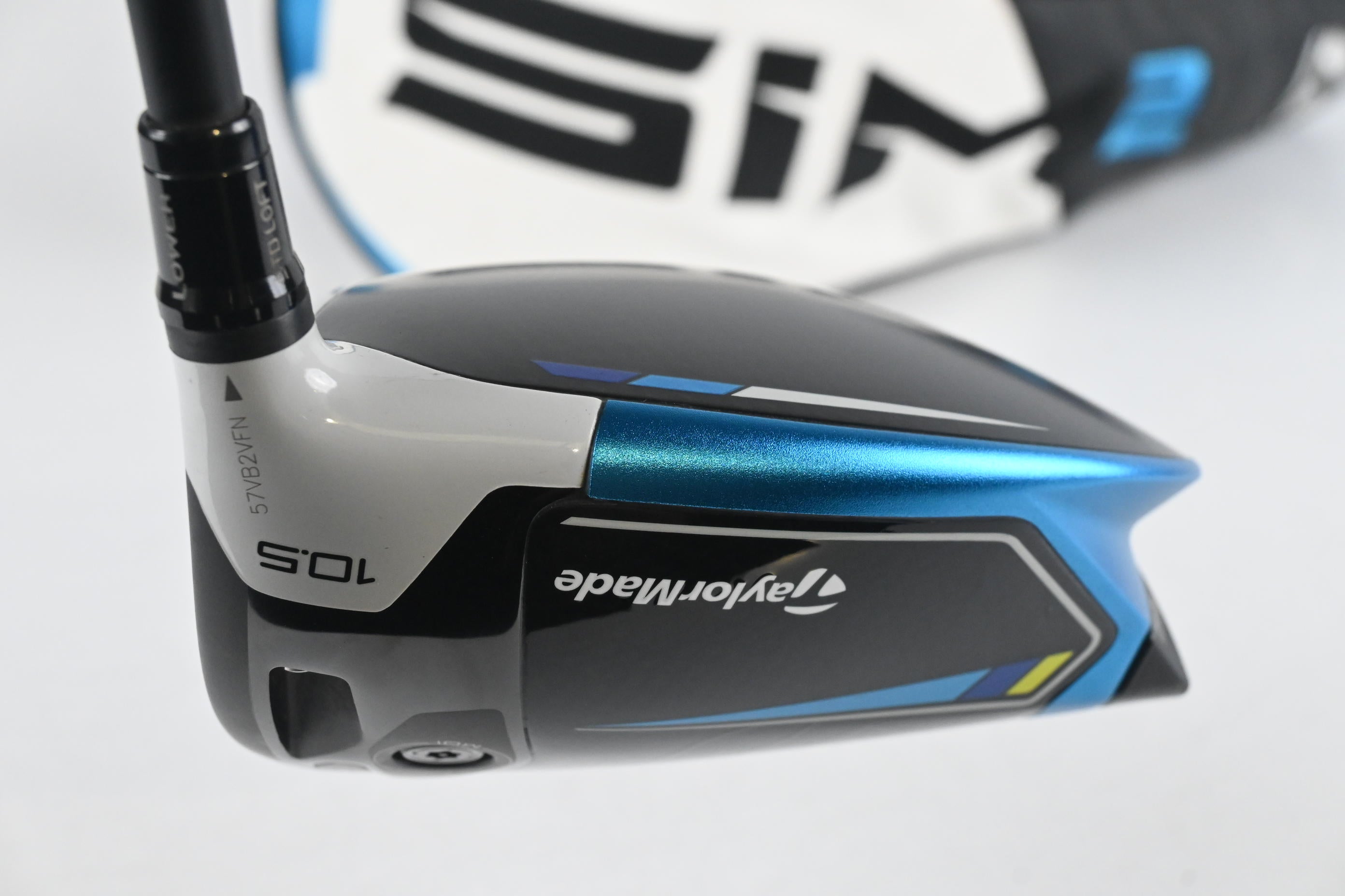 Taylormade SIM2 Max Driver / 10.5 Degree / Stiff Flex Kai'li Dark Waves White 60