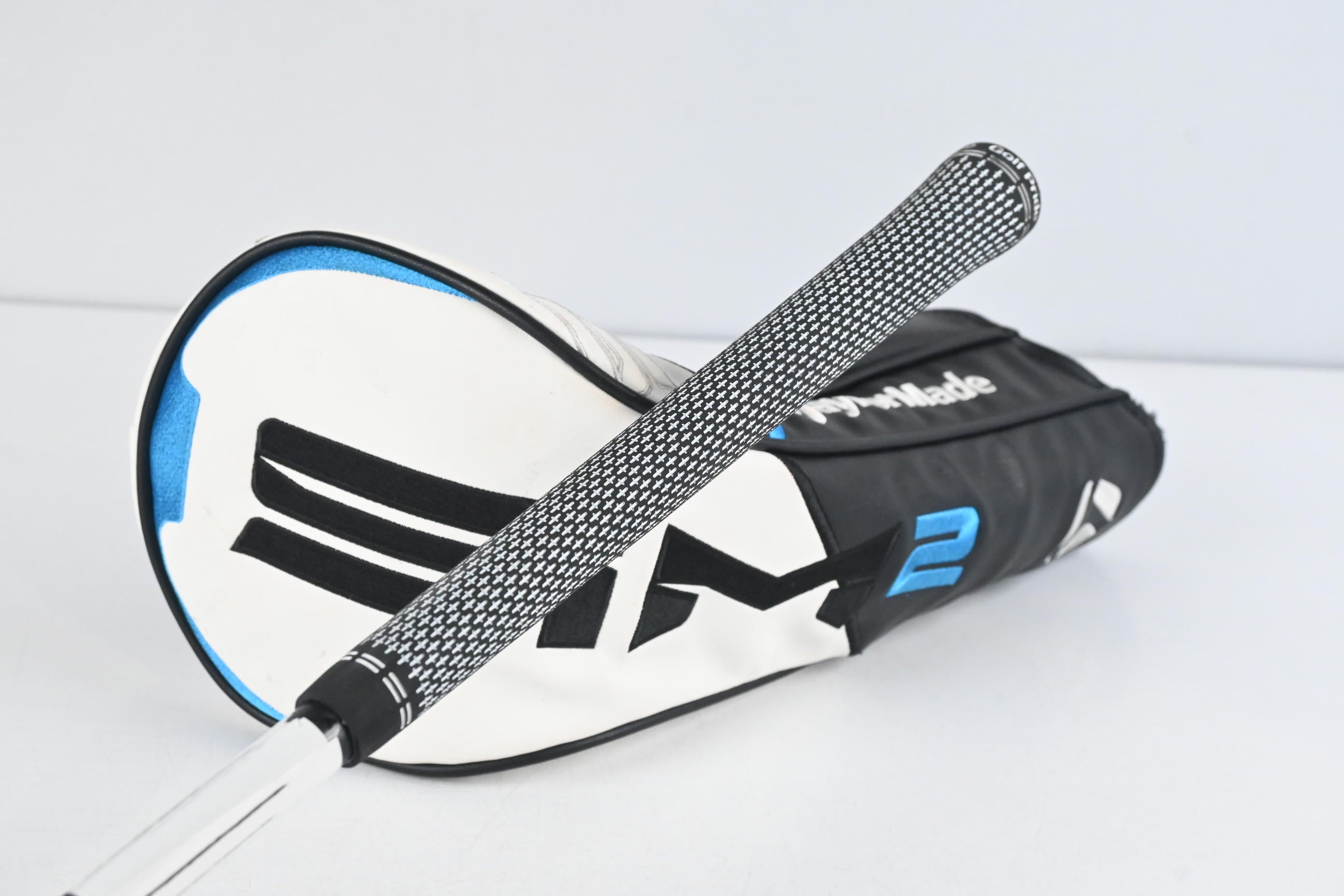 Taylormade SIM2 Max Driver / 10.5 Degree / Stiff Flex Kai'li Dark Waves White 60