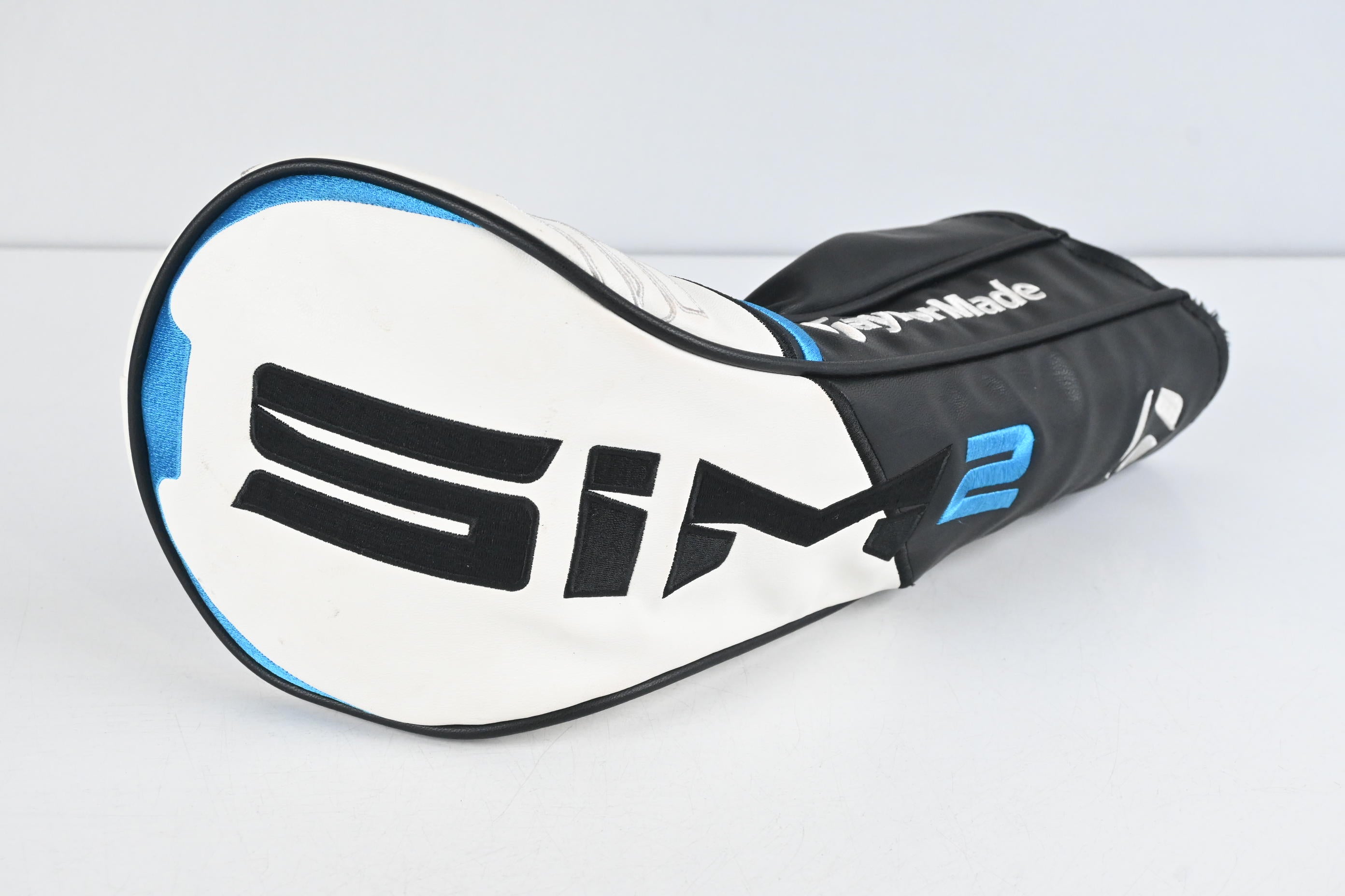 Taylormade SIM2 Max Driver / 10.5 Degree / Stiff Flex Kai'li Dark Waves White 60