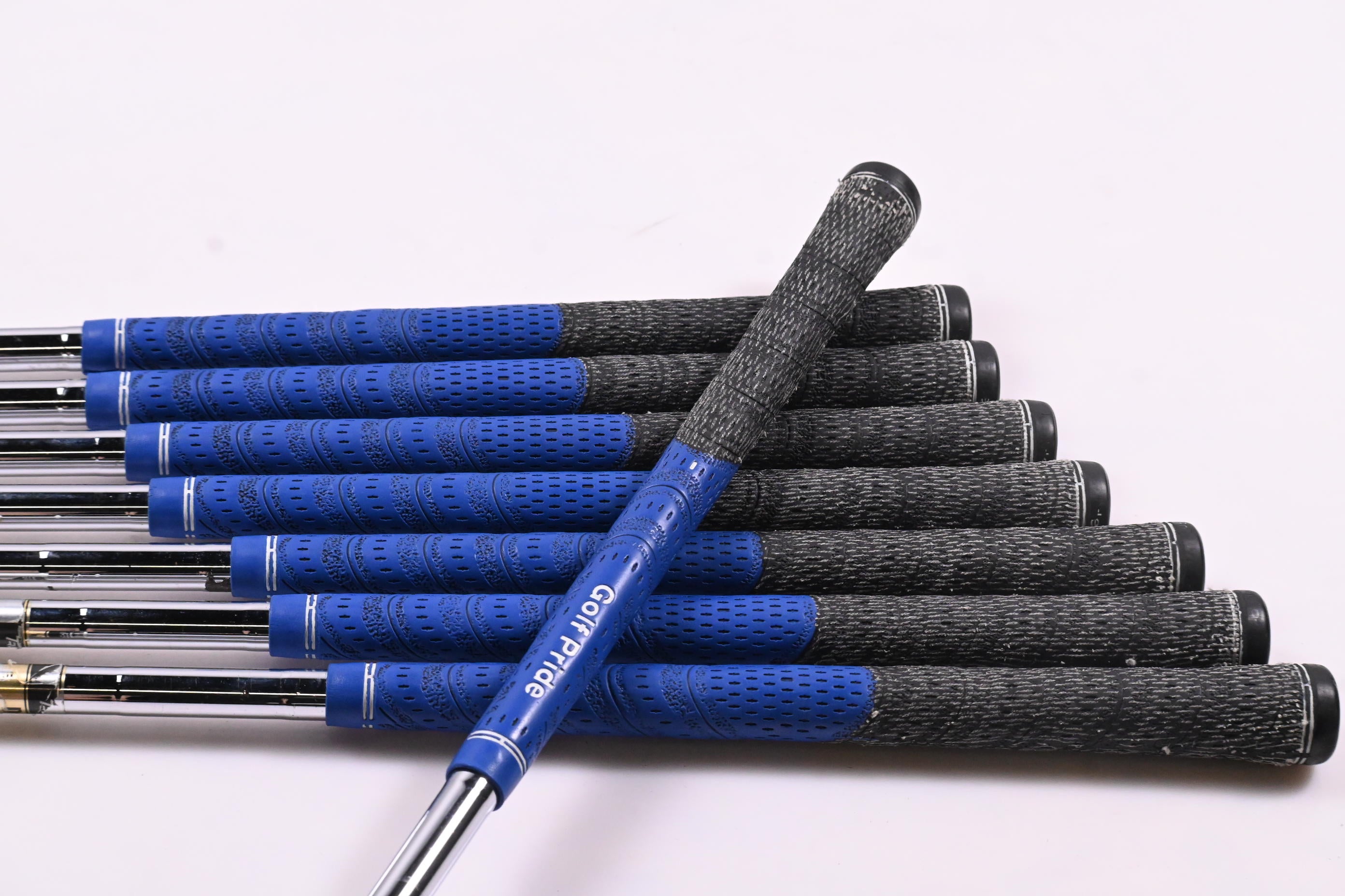 Titleist 690.MB Irons / 3-PW / Stiff Flex Dynamic Gold S300 Shafts
