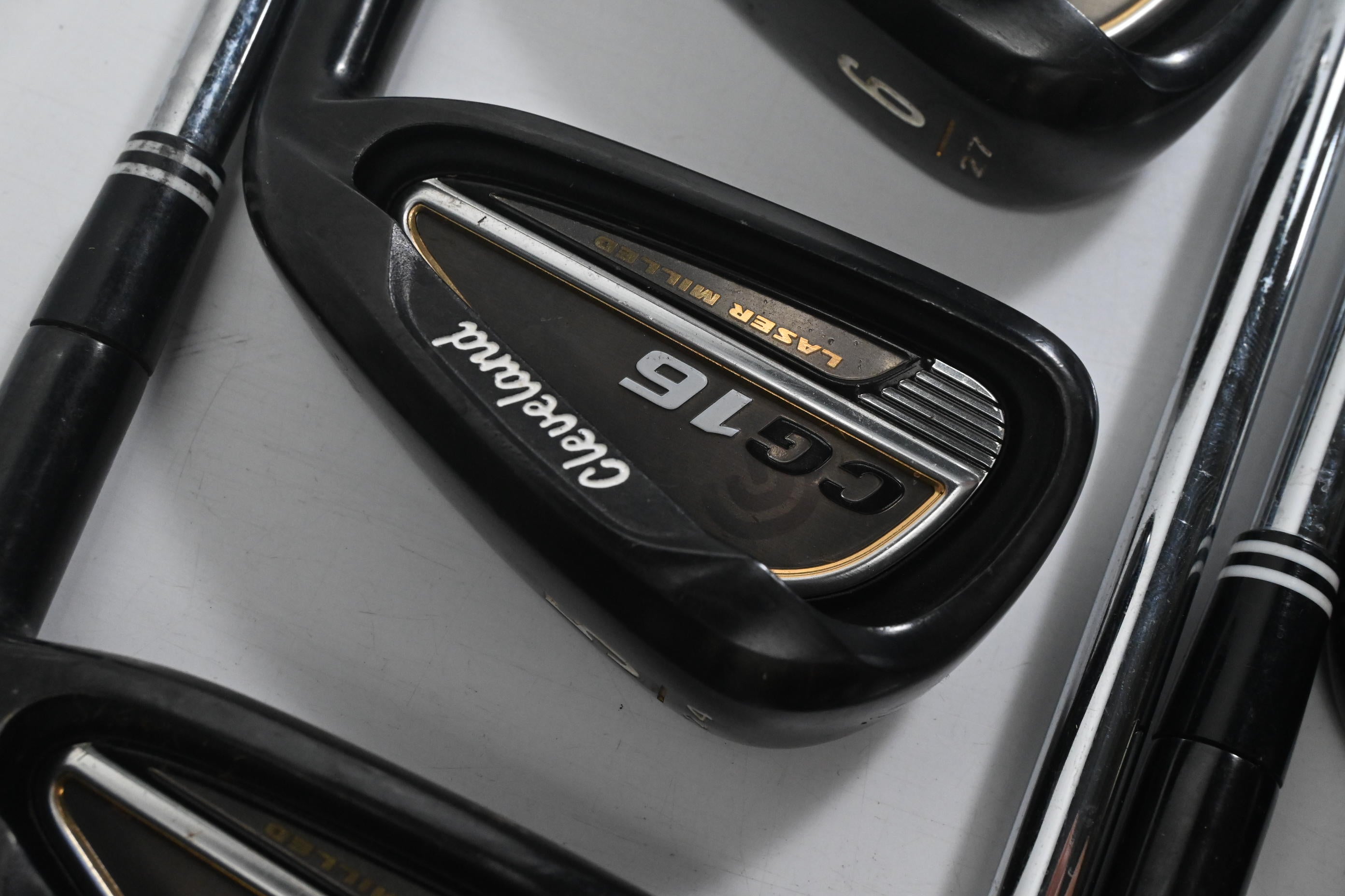 Cleveland CG16 Black Pearl Irons / 4-PW / Regular Flex Traction 85 Shafts