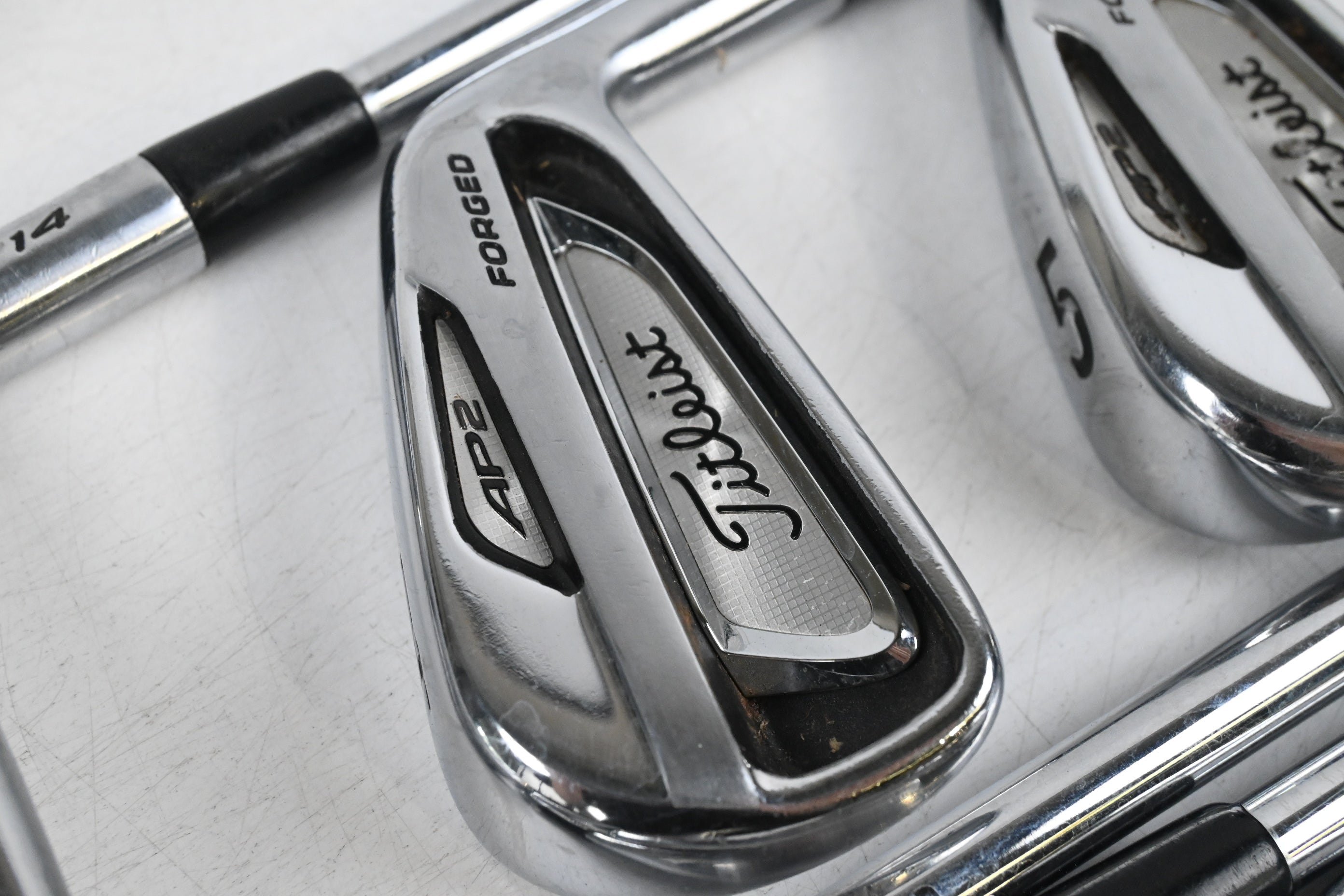 Titleist 714 AP2 Irons / 3-9i / X-Flex Project X Precision Shafts