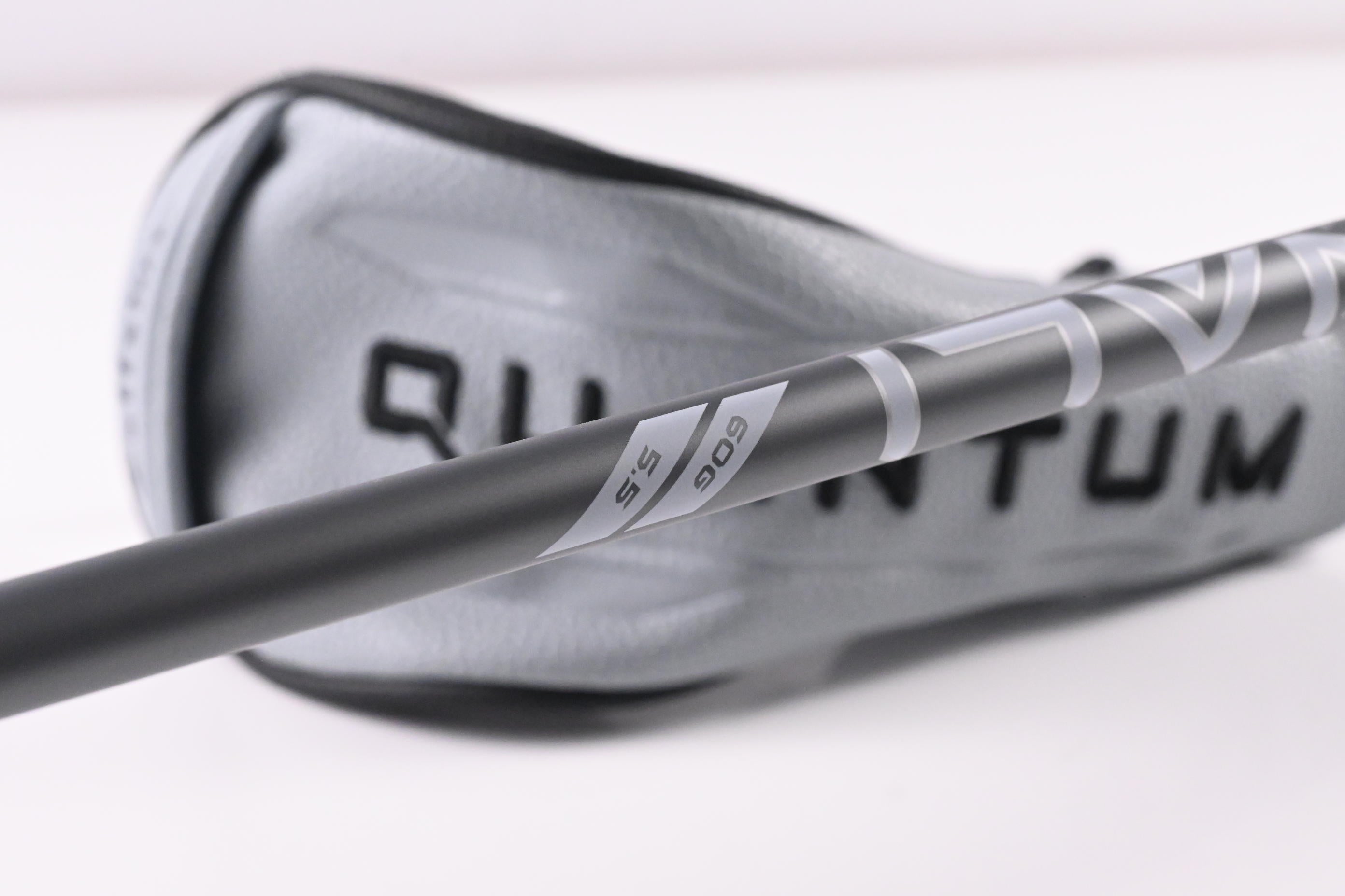 Callaway Quantum Max #4 Hybrid / 21 Degree / Regular Flex Denali Silver 60 Shaft