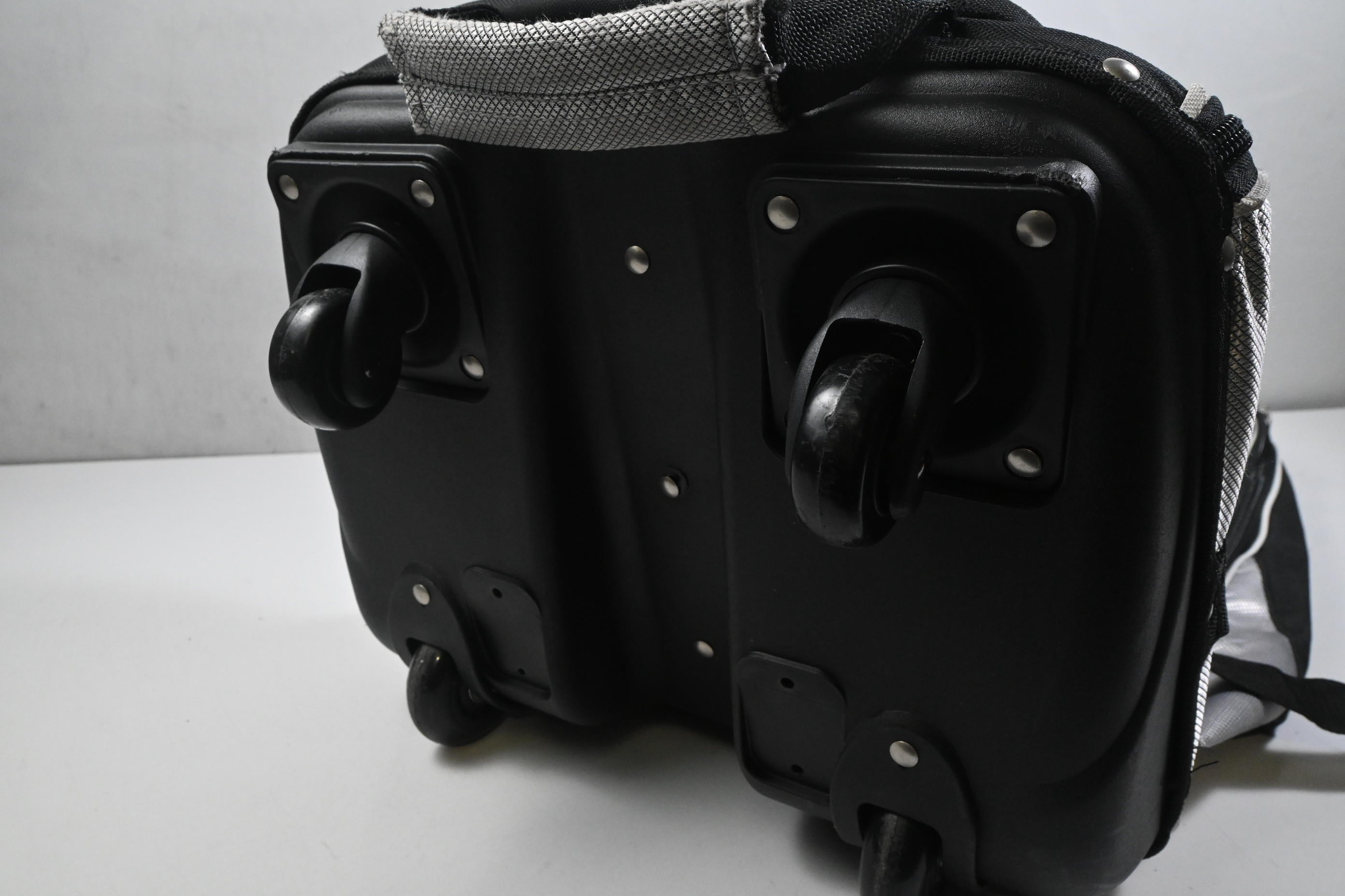 Longridge Wheeled Travel Cover / Black & Silver